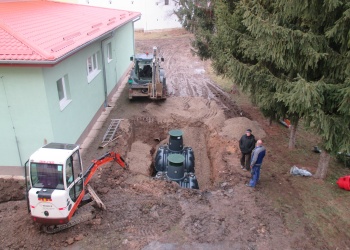 Obrázok ku správe:  Rozšírenie retenčných biotechnických opatrení a vyučovania o modernom zachytení a využití dažďovej vody na ZŠ Divín